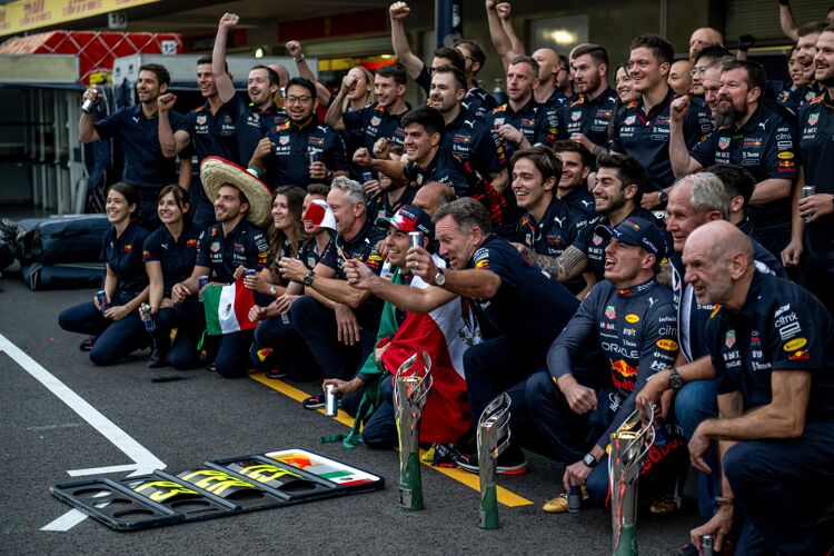 Max Verstappen viert een feestje met zijn team!